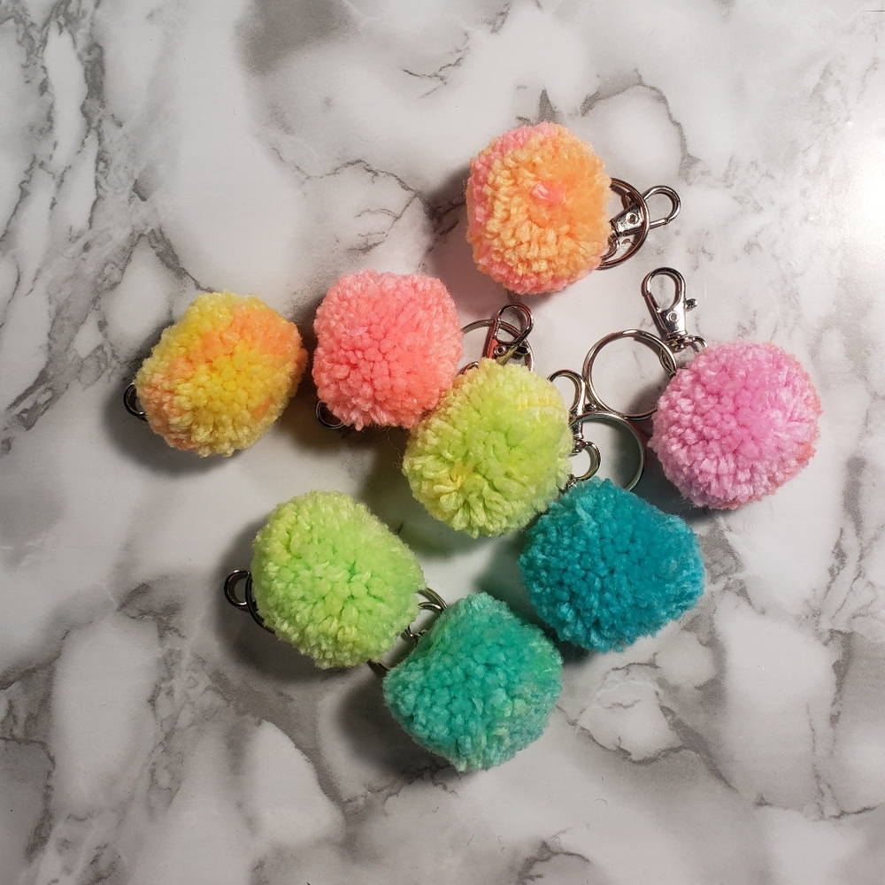 20 Mini Light Color Pompoms - Picture 3 of 4